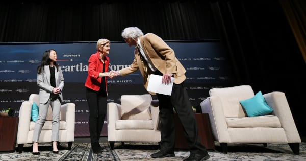 Senator Elizabeth Warren (center) greeted by Art Cullen at the Heartland Forum. (Photo © Damon Dahlen/HuffPost)